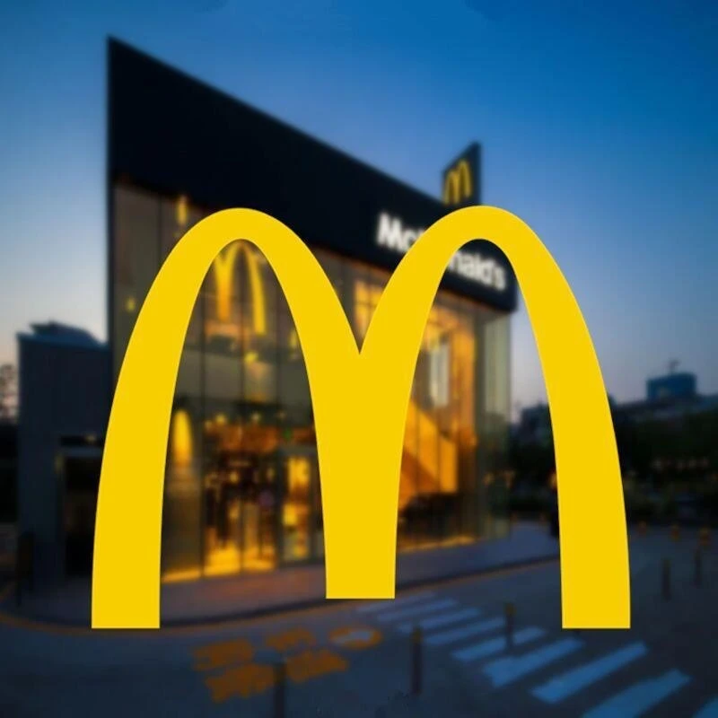 Dostosowana naklejka z logo „M” na okno
