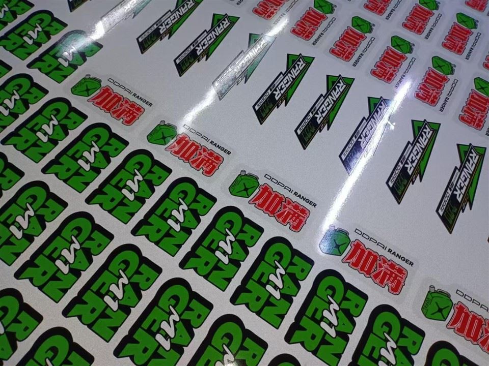Wodoodporna naklejka winylowa wycinana na samochód