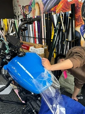 Czym różni się oklejenie motocykla EITE od oklejenia samochodu EITE