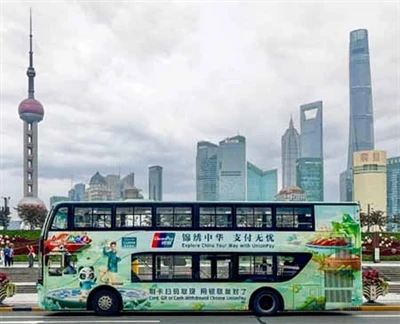 Cechy i zalety reklamy na dużych autobusach