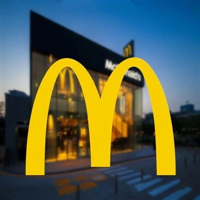Dostosowana naklejka z logo „M” na okno