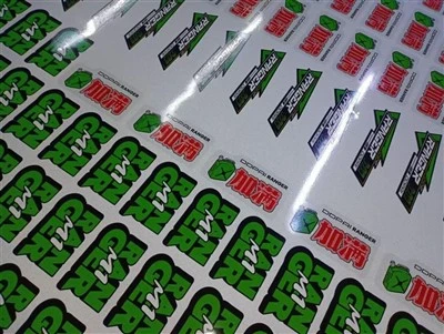 Wodoodporna naklejka winylowa wycinana na samochód