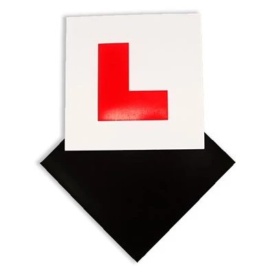 Naklejka magnetyczna z literą „L” na samochód